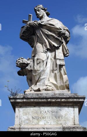 Rom. Italien. Milvischen Brücke über den Tiber Riber. Statue des Johannes von Nepomuk (1345-1393). Patron von Böhmen. Stockfoto