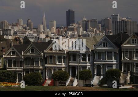 ESTADOS UNIDOS. SAN FRANCISCO. Vista de las Casas típicas VICTORIANAS en Alamo Square. Estado de Kalifornien. Stockfoto