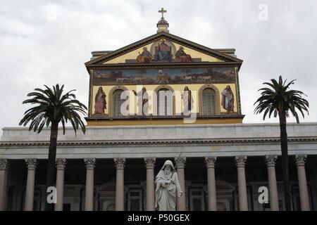 Italien. Rom. Außenseite der Basilika St. Paul vor den Mauern. Die Rekonstruktion der Fassade. Im neoklassischen Stil. Architekt, Luigi Poletti (1792-1869) und St. Paul Statue von Giuseppe Obici. Stockfoto