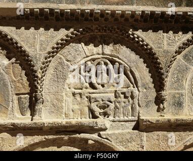 Kloster San Juan de la Pena. Pantheon der Adligen. Detail einer Entlastung mit zwei Engeln, die Seele des Verstorbenen in der mandorla. An der Unterseite, Epiphanie. Aragon. Spanien. Stockfoto