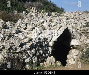 ARTE PREHISTORICO-EDAD METALES. EDAD DEL BRONCE. CONJUNTO ARQUEOLOGICO DE TORRE PUNTA TRENCADA. Vista de una TORRE KÜNSTLICHE DE ENTERRAMIENTO. CULTURA MEGALITICA. Alrededores de Ciutadella. MENORCA. Islas Baleares. España. Stockfoto