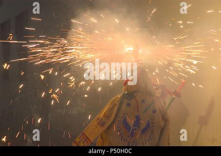 Santa Tecla Festival (September). Detail 'L'Aliga" (Eagle) Feuer zu werfen ("CORREFOC"). Sitges. Provinz Barcelona. Katalonien. Spanien. Stockfoto