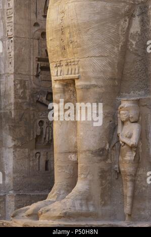 Tempel von Ramses III. Große kolossale Statuen von Ramses III vergöttert als Osiris, an Säulen befestigt. Detail. Neuen Reich. (1550-1069 b. C). 20. Dynastie. Theben. Medinet-Habou. Ägypten. Stockfoto