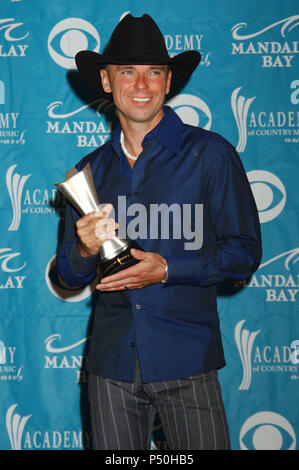 Kenny Chesney auf der 40. jährlichen Academy der Country Music Awards (ACM) im Mandalay Bay Resort & Casino in Las Vegas statt. Mai 17, 2005 - 04 ChesneyKenny 23.jpg 04 ChesneyKenny 23 Veranstaltung in Hollywood Leben - Kalifornien, Red Carpet Event, USA, Filmindustrie, Prominente, Fotografie, Bestof, Kunst, Kultur und Unterhaltung, Topix prominente Mode, Besten, Hollywood Leben, Event in Hollywood Leben - Kalifornien, backstage Trophäe, Auszeichnungen zeigen, Film Stars, TV Stars, Musik, Promis, Topix, Bestof, Kunst, Kultur und Unterhaltung, Fotografie, Anfrage tsuni @ Gamma-US Stockfoto