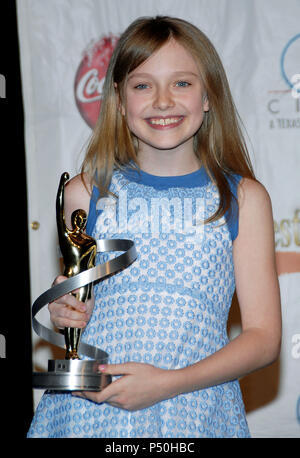 Dakota Fanning bei Showest Awards im Paris Hotel in Las Vegas. 16. März 2006. - 04 FanningDakota002.jpg 04 FanningDakota 002 Veranstaltung in Hollywood Leben - Kalifornien, Red Carpet Event, USA, Filmindustrie, Prominente, Fotografie, Bestof, Kunst, Kultur und Unterhaltung, Topix prominente Mode, Besten, Hollywood Leben, Event in Hollywood Leben - Kalifornien, backstage Trophäe, Auszeichnungen zeigen, Film Stars, TV Stars, Musik, Promis, Topix, Bestof, Kunst, Kultur und Unterhaltung, Fotografie, Anfrage tsuni@Gamma-USA.com, Kredit Tsuni/USA, 2000-2001 -2002-2003-2 Stockfoto