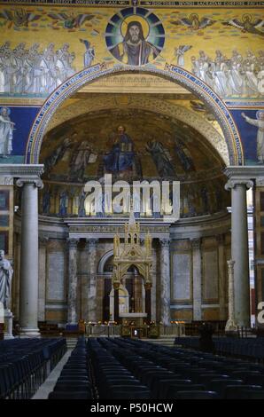 Italien. Rom. Basilika St. Paul vor den Mauern. Apsis Mosaik (1200) von venezianischen Künstler. Christus in flankiert, die durch die Apostel Petrus, Paulus, Andreas und Lukas und Arnolfo di Cambio die Hütte, 1285. Stockfoto