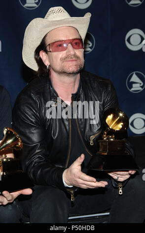 U2 backstage bei der 48Th Grammy Awards im Staples Center in Los Angeles, Mittwoch, 8. Februar, 2006 - 04 U2 U2 105.jpg 04 U2 Bono 105 Veranstaltung in Hollywood Leben - Kalifornien, Red Carpet Event, USA, Filmindustrie, Prominente, Fotografie, Bestof, Kunst, Kultur und Unterhaltung, Topix prominente Mode, Besten, Hollywood Leben, Event in Hollywood Leben - Kalifornien, backstage Trophäe, Auszeichnungen zeigen, Film Stars, TV Stars, Musik, Promis, Topix, Bestof, Kunst, Kultur und Unterhaltung, Fotografie, Anfrage tsuni@Gamma-USA.com, Kredit Tsuni/USA, 2000-200 Stockfoto