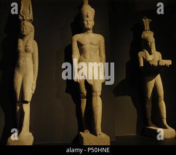 Ägyptische Kunst kolossale Statuen des Pharao, seine Frau und der Gott Hapi (Gott der Fruchtbarkeit). Temporäre Ausstellung "Ägyptens versunkene Schätze" (Ägyptens versunkene Schätze), Objekte in Unterwasser Ausgrabungen in Alexandria gefunden. Martin Gropius. Berlin. Deutschland. Stockfoto