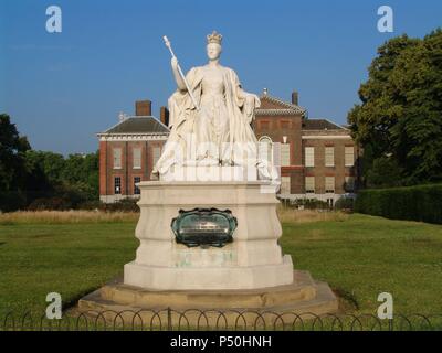 VICTORIA I (1819-1901). Reina de Gran Bretaña e Irlanda (1574) y Emperatriz de la India (1876-1901), hija del Duque de Kent. Representante del imperialismo Británico. S. XIX. Monumento en Los Jardines de Kensington, Frente al Palacio homónimo, en Hyde Park. Londres. Inglaterra. Stockfoto