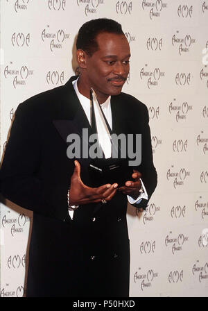 Luther Vandross im Drucksaal mit Award für Soul/R&B Lieblings Künstler auf der 29. jährlichen American Music Awards im Shrine Auditorium in Los Angeles Mittwoch, Januar 9, 2002. - 10 VancrossLuther.jpg 10 VancrossLuther Ereignis in Hollywood Leben - Kalifornien, Red Carpet Event, USA, Filmindustrie, Prominente, Fotografie, Bestof, Kunst, Kultur und Unterhaltung, Topix prominente Mode, Besten, Hollywood Leben, Event in Hollywood Leben - Kalifornien, backstage Trophäe, Auszeichnungen zeigen, Film Stars, TV Stars, Musik, Promis, Topix, Bestof, Kunst Kultur und Unterhaltung Stockfoto