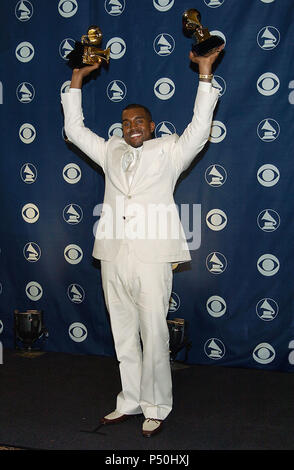 Kanye West backstage bei der 47. jährlichen Grammy Awards im Heften Centerin Los Angeles. 13. Februar 2005. - 10 WestKanye 183.jpg 10 WestKanye 183 Veranstaltung in Hollywood Leben - Kalifornien, Red Carpet Event, USA, Filmindustrie, Prominente, Fotografie, Bestof, Kunst, Kultur und Unterhaltung, Topix prominente Mode, Besten, Hollywood Leben, Event in Hollywood Leben - Kalifornien, backstage Trophäe, Auszeichnungen zeigen, Film Stars, TV Stars, Musik, Promis, Topix, Bestof, Kunst, Kultur und Unterhaltung, Fotografie, Anfrage tsuni@Gamma-USA.com, Kredit Tsuni/USA, Stockfoto