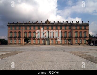 ARTE S. XVIII. ESPAÑA. PALACIO REAL DE AYLLON. Diseñado por el Arquitecto italiano Virgilio Rabaglio. De estilo Italiano, tiene Planta cuadrada, Tres pisos De Altura y fachada de mampostería. La Granja de San Ildefonso. Provincia de Segovia. Castilla-León. Stockfoto