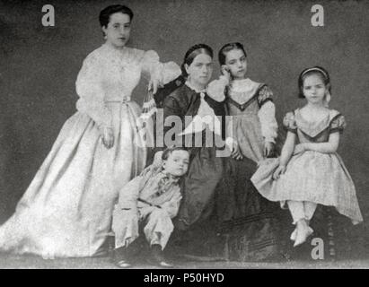 Camprodón ALBENIZ, Isaac (1860-Cambo-les-Bains, 1909). Compositor y pianista Español. ALBENIZ CON SU MADRE DOLORES PASCUAL Y SUS HERMANAS ERNESTINA, BLANCA Y SARA. Fotografía del año 1863. Colección besonderen. Stockfoto