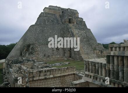 ARTE PRECOLOMBINO. MAYA. Mexiko. PIRAMIDE DEL ADIVINO. Estilo PUUC. Periodo clásico (625-800). También Conocida como PIRAMIDE DEL den ENANO o del HECHICERO. Vista allgemein. UXMAL. Península del Yucatán. Stockfoto