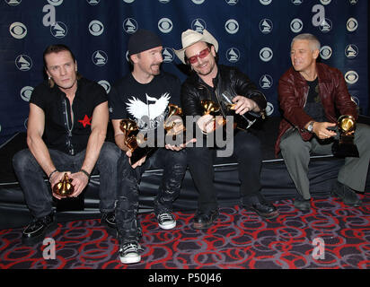 U2 backstage bei der 48Th Grammy Awards im Staples Center in Los Angeles, Mittwoch, 8. Februar, 2006 - 21 U2 108.jpg 21 U2 108 Veranstaltung in Hollywood Leben - Kalifornien, Red Carpet Event, USA, Filmindustrie, Prominente, Fotografie, Bestof, Kunst, Kultur und Unterhaltung, Topix prominente Mode, Besten, Hollywood Leben, Event in Hollywood Leben - Kalifornien, backstage Trophäe, Auszeichnungen zeigen, Film Stars, TV Stars, Musik, Promis, Topix, Bestof, Kunst, Kultur und Unterhaltung, Fotografie, Anfrage tsuni@Gamma-USA.com, Kredit Tsuni/USA, 2000-2001 -2002-200 Stockfoto