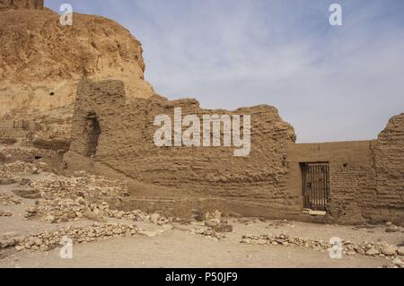 Tal der Handwerker. Ruinen von Set Maat Siedlung, die Heimat der Handwerker, die auf den Gräbern im Tal der Könige in der 18. bis 20 Dynastien gearbeitet. Neuen Reich. Deir el-Medina. Ägypten. Stockfoto