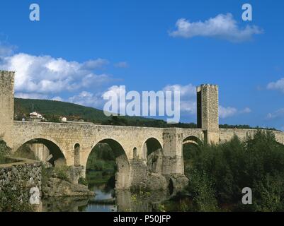 CATALUÑA. BESALU. Vista del Puente fortificado mittelalterlichen con Torres, sobre el RIO FLUVIA. Fue construído en el siglo XII y ha sido restaurado en diversas ocasiones. - Declarado monumento histórico artístico en el año 1954. Comarca de la Garrotxa. Provincia de Girona. Stockfoto