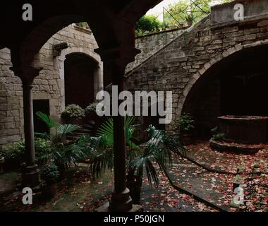 ARTE GOTICO. ESPAÑA. S. XIII-XIV. CASA DE LA PABORDIA, Edificio de los siglos XIII y XIV y posteriormente ampliado. Vista del Interior del que destacan sus Bellas arcadas. GIRONA. Cataluña. Stockfoto