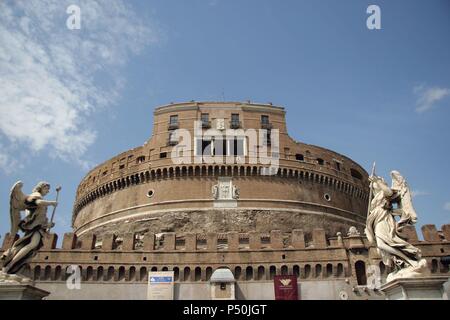 Italien. Rom. Mausoleum von Kaiser Hadrian oder Schloss Sant'Angelo. In 139 N.CHR. erbaut und verwandelte sich in eine Festung im Mittelalter. Stockfoto