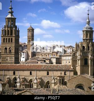 Spanien. Aragon. Agreda. Blick auf die Stadt mit der Mudejar Turm der Kathedrale (links) und die Kuppel (rechts). 13. Jahrhundert. Im Hintergrund die Mudejar Turm der Kirche von Santa Magdalena. Stockfoto