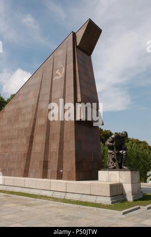 Deutschland. Berlin. Das Sowjetische Ehrenmal im Treptower Park (1949) errichtet in Erinnerung an die sowjetischen Soldaten getötet in Aktion in der Schlacht um Berlin (April-Mai 1945) während des Zweiten Weltkrieges. Zentrales Portal. Arbeit der russische Architekt Yakov Belopolsky. Stockfoto