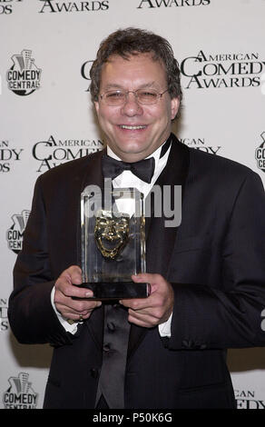 Louis Schwarz backstage in der 15. jährlichen American Comedy Awards statt in den Universal Studios in Los Angeles, CA. Sonntag, 22. April 2001. Die Show wird Lüften werden auf Comedy Central am Mittwoch, den 25. April um 20.00 Uhr (ET/PT) - BlackLouis 02. jpgBlackLouis 02 Veranstaltung in Hollywood Leben - Kalifornien, Red Carpet Event, USA, Filmindustrie, Prominente, Fotografie, Bestof, Kunst, Kultur und Unterhaltung, Topix prominente Mode, Besten, Hollywood Leben, Event in Hollywood Leben - Kalifornien, backstage Trophäe, Auszeichnungen zeigen, Film Stars, TV Stars, Musik, Promis, Topix, Bestof Stockfoto