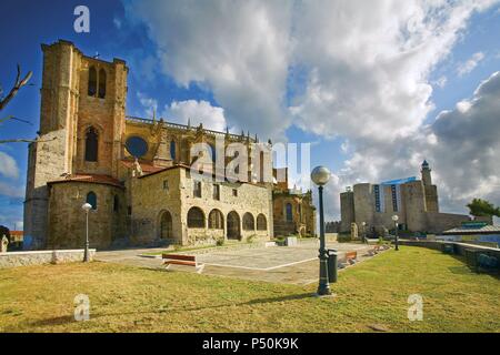 Kantabrien. CASTRO URDIALES. Iglesia de Santa María de la Asunción, construída entre los S. XIII-XV (S. XIII-S. XIV-S. XV), en Estilo gótico. Al fondo, restos del Castillo Templario. España. Stockfoto