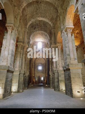 ARTE ROMANICO. ESPAÑA. MONASTERIO DE SAN PEDRO DE RODA. Interieur de la Iglesia ABACIAL, consagrada en el 1022. El Port de la Selva. Comarca del Alt Empordà. Provincia de Girona. Cataluña. Stockfoto