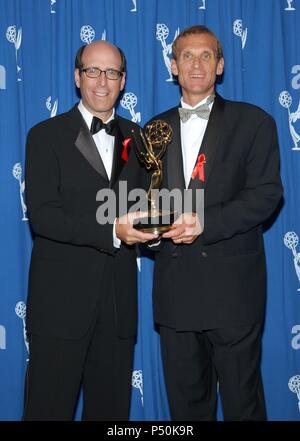 Matthäus leer, Links, Chairman und CEO, und Jerry Offsay, Präsident der Programmierung für Showtime mit Governors Award Emmy an den 2001 Creative Arts Emmy Awards am Pasadena Civic Auditorium in Los Angeles Samstag, Sept. 8, 2001. - OffsayJ BlankMatthew 01. jpgBlankMatthew OffsayJ 01 Veranstaltung in Hollywood Leben - Kalifornien, Red Carpet Event, USA, Filmindustrie, Prominente, Fotografie, Bestof, Kunst, Kultur und Unterhaltung, Topix prominente Mode, Besten, Hollywood Leben, Event in Hollywood Leben - Kalifornien, backstage Trophäe, Auszeichnungen zeigen, Film Stars, TV celebritie Stockfoto