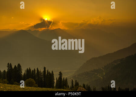 HIMALAYAN PEAKS Glühen bei Sonnenuntergang in der Kullu Manali Tal Himachal Pradesh, Indien. Stockfoto