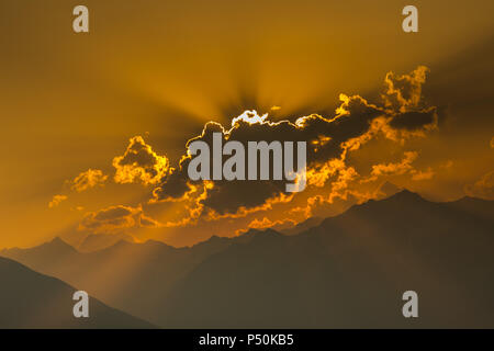 HIMALAYAN PEAKS Glühen bei Sonnenuntergang in der Kullu Manali Tal Himachal Pradesh, Indien. Stockfoto