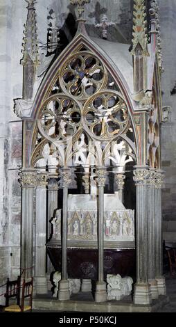 Königliche Grab von James II. die Gerade (c.1264-1327), König von Aragon (1295-1327), König von Sizilien (1285-1295) als James I, und Blanche von Anjou (1295-1327). Von Bertran Riquer, 1313-1315. Mausoleum von James II. und seiner Frau Blanche von Anjou (1280-1310), Königin von Aragon, Mitglied der Kapetinger Haus von Anjou. Gebaut von Bertran Riquer (1313-1315). Marmor. Royal Monstery von Santes Creus. Santes Creus, Provinz Tarragona, Katalonien, Spanien. Stockfoto