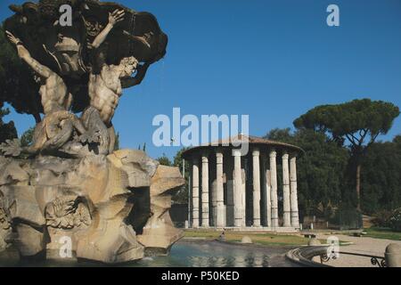 Italien. Rom. Die kreisförmige Tempel des Herkules Victor. Im 2. Jahrhundert v. Chr. errichtet und der Brunnen von zwei Tritonen von Carl Bizzachieri (1715). Forum Boarium. Stockfoto