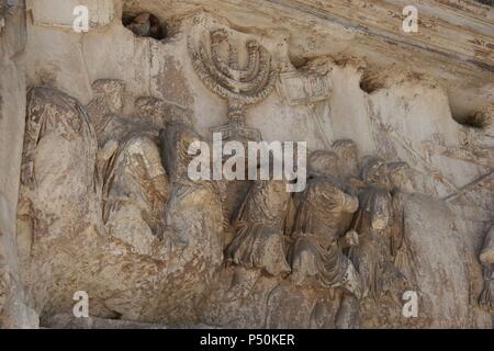 Römische Kunst. Arch von Titus. Triumphbogen, mit einem einzigen gewölbten, befindet sich auf der Via Sacra. Südosten des Forums. Es wurde von Kaiser Domitian im Gedenken an die Eroberung und Plünderung von Jerusalem im Jahre 70 (jüdischer Krieg gebaut). Von den Bogen des Titus, Raub von der Sack von Jerusalem Detail. Rom. Italien. Europa. Stockfoto