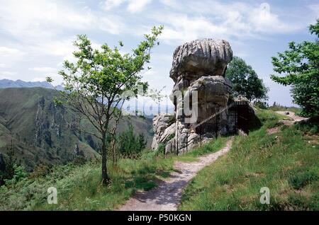 ARTE PREHISTORICO. EDAD METALES. EDAD DEL BRONCE. ESPAÑA. IDOLO DE PEÑA TU. Monumento funerario de la Edad del Bronce que Vertreter eines Un-ser antropomorfo, situado en la Sierra de la Plana de La Borbolla. Alrededores de Puertas de Vinaroz. Concejo de Llanes. Asturien. Stockfoto