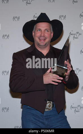 Garth Brooks mit Auszeichnung für Verdienste im Drucksaal am 29. jährliche American Music Awards im Shrine Auditorium in Los Angeles Mittwoch, Januar 9, 2002. - BrooksGarth001. jpgBrooksGarth 001 Veranstaltung in Hollywood Leben - Kalifornien, Red Carpet Event, USA, Filmindustrie, Prominente, Fotografie, Bestof, Kunst, Kultur und Unterhaltung, Topix prominente Mode, Besten, Hollywood Leben, Event in Hollywood Leben - Kalifornien, backstage Trophäe, Auszeichnungen zeigen, Film Stars, TV Stars, Musik, Promis, Topix, Bestof, Kunst, Kultur und Unterhaltung, Fotografie, inquir Stockfoto