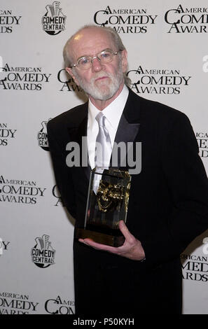 George Carlin backstage in der 15. jährlichen American Comedy Awards statt in den Universal Studios in Los Angeles, CA. Sonntag, 22. April 2001. Die Show wird die Lüftung auf Comedy Central am Mittwoch, 25. April 20.00 Uhr (ET/PT) - CarlinGeorge 05. jpgCarlinGeorge 05 Veranstaltung in Hollywood Leben - Kalifornien, Red Carpet Event, USA, Filmindustrie, Prominente, Fotografie, Bestof, Kunst, Kultur und Unterhaltung, Topix prominente Mode, Besten, Hollywood Leben, Event in Hollywood Leben - Kalifornien, backstage Trophäe, Auszeichnungen zeigen, Film Stars, TV Stars, Musik, Promis, Topix, werden Stockfoto