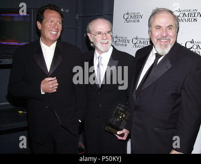 Gary Sbehandlung, George Carlin und George Schlatter backstage in der 15. jährlichen American Comedy Awards statt in den Universal Studios in Los Angeles, CA. Sonntag, 22. April 2001. Die Show wird die Lüftung auf Comedy Central am Mittwoch, 25. April 20.00 Uhr (ET/PT) - CarlinSchlatterShandling 10. jpgCarlinSchlatterShandling 10 Veranstaltung in Hollywood Leben - Kalifornien, Red Carpet Event, USA, Filmindustrie, Prominente, Fotografie, Bestof, Kunst, Kultur und Unterhaltung, Topix prominente Mode, Besten, Hollywood Leben, Event in Hollywood Leben - Kalifornien, backstage Trophäe, Auszeichnungen zeigen, mov Stockfoto