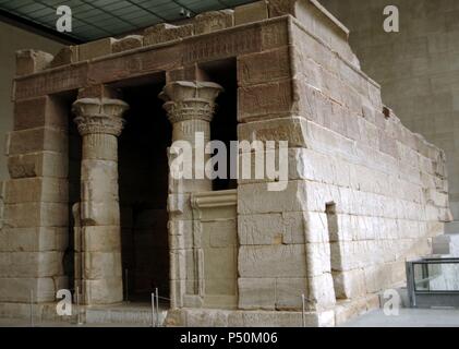 Ägyptische Kunst Tempel von Dendur. Unter Kaiser Augustus zu Ehren der Göttin Isis gebaut. Römische Zeit. Ungefähr 15 v. Chr. Augustus Caesar. Metropolitan Museum of Art New York. In den Vereinigten Staaten. Stockfoto