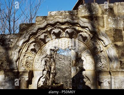 ARTE ROMANICO. ESPAÑA. MONASTERIO BENEDICTINO DE SANTA CRISTINA DE RIBAS DE SIL. Las mejores de los restos de un Pórtico junto al Templo románico. PARADA DO SIL. Provincia de Ourense. LA Ribeira Sacra. Galizien. Stockfoto