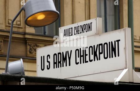 Checkpoint Charlie. Das berühmteste der Grenzübergangsstellen der Berliner Mauer zwischen den beiden Teilen der Stadt. Berlin. Deutschland. Stockfoto