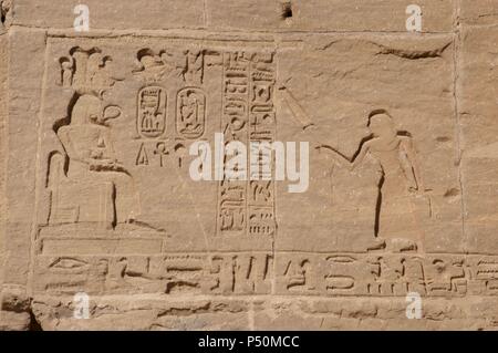 Ägyptische Kunst Großen Tempel von Ramses II. 19. Dynastie. Neuen Reich. Reliefs, Ramses II. und dem Königlichen Patronen. Abu Simbel. Ägypten. Stockfoto