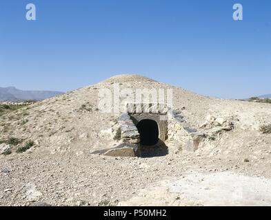 ARTE PREHISTORICO-EDAD METALES. ESPAÑA. CULTURA DE LOS MILLARES (ich Edad del Bronce). Se desarrolló de Almería, englobado Dentro del fenómeno floreció megalítico que en el milenio - III. Posee una Nekropole de más de Cien tumbas. TUMULO compuesto por cámara Redonda cubierta por falsa Cúpula y Galería de acceso. SANTA FE DE MONDUJAR. Estado de Almería. Andalusien. Stockfoto