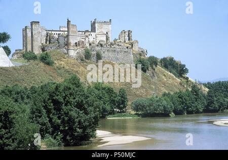 Escalona. Schloss muslimischer Herkunft, umgebaut im 15. Jahrhundert von König Johann II. von Kastilien (1406-1454) für die constable Alvaro de Luna (1390-1453). Zuerst Alberche River. Toledo Provinz. Die Region Kastilien-La Mancha. Spanien. Stockfoto