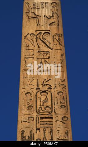 Ägypten. Hieroglyphenschrift. Obelisk Ramses II (1300-1213, König 1279-1213 b. c.). Detail. Tempel von Luxor. Dynastie XIX. Neuen Reich. Antike Theben' Waset'. Stockfoto