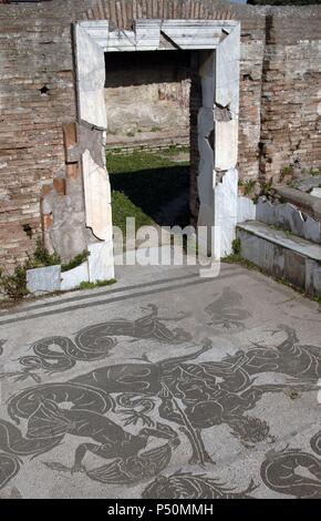 Ostia Antica. Bäder von Buticosus. 1. / 2. Jahrhundert n. Chr.. Caldarium. Mosaik von Triton und Nereide. In der Nähe von Rom. Stockfoto