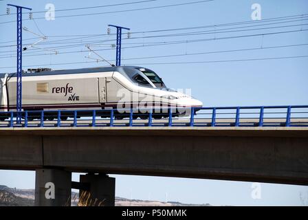 AVE (Tren de Alta Velocidad Española) circulando por los alrededores de Montblanc. Comarca de La Conca de Barbera. Estado de Tarragona. Cataluña. Stockfoto