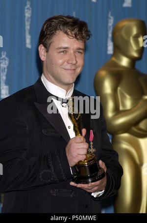 Russell Crowe, bester Schauspieler für Gladiator, Backstage bei der 73.  jährlichen Academy Awards im Shrine Auditorium in Los Angeles, So., 25.  März 2001. (Foto © tsuni) - CroweRussell 09. jpgCroweRussell 09  Veranstaltung, image size:300x454
