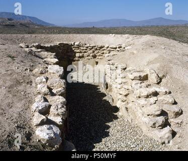 ARTE PREHISTORICO-EDAD METALES. ESPAÑA. CULTURA DE LOS MILLARES (ich Edad del Bronce). Se desarrolló de Almería, englobado Dentro del fenómeno floreció megalítico que en el milenio - III. Posee una Nekropole de más de Cien tumbas. Vista de Uno de los TUMULOS Sünde recubrimiento. SANTA FE DE MONDUJAR. Estado de Almería. Andalusien. Stockfoto