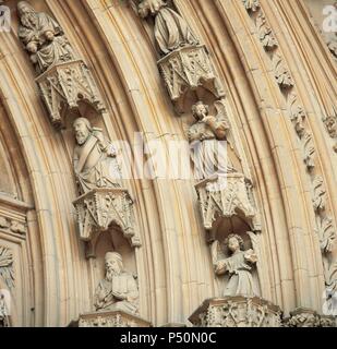 Spanien. Palma von Mallorca. Kathedrale der Heiligen Maria. Tor der Aussichtspunkt. Bogenläufe Darstellung Engel Musiker. Im gotischen Stil. Detail. 14. Jahrhundert. Balearen. Stockfoto